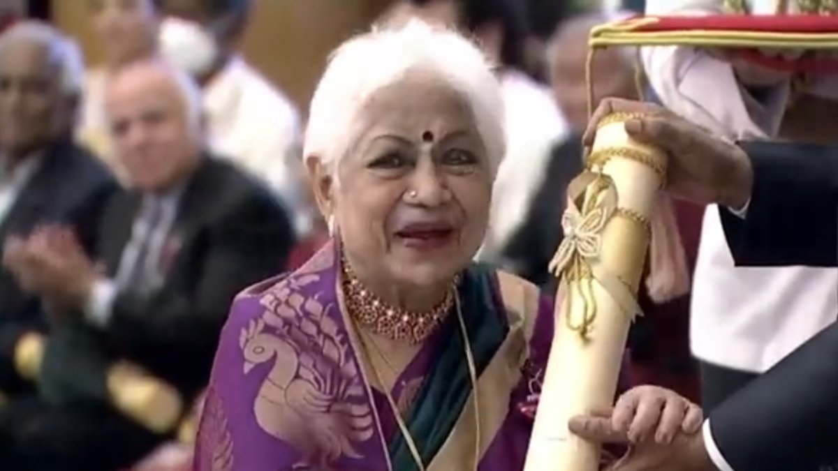 Veteran actress sowcar Janaki in ICU she admitted to Chennai Hospital
