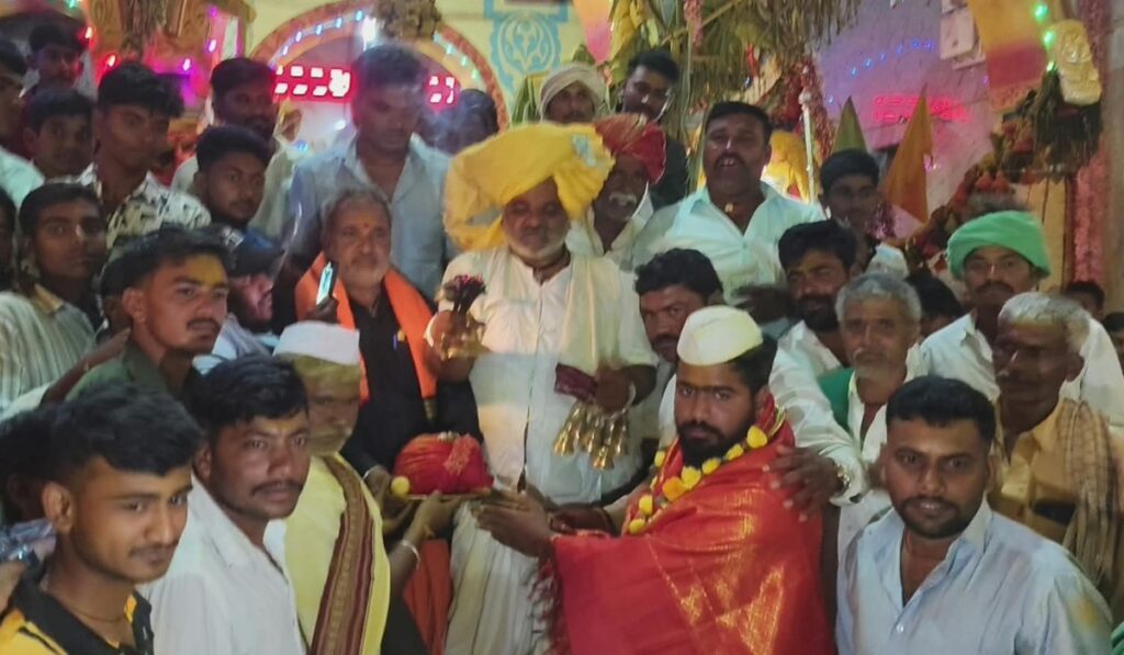Lakshmana Siddappa Kurani purchased holy coconut for Rs 8 Lakhs in Bagalkot